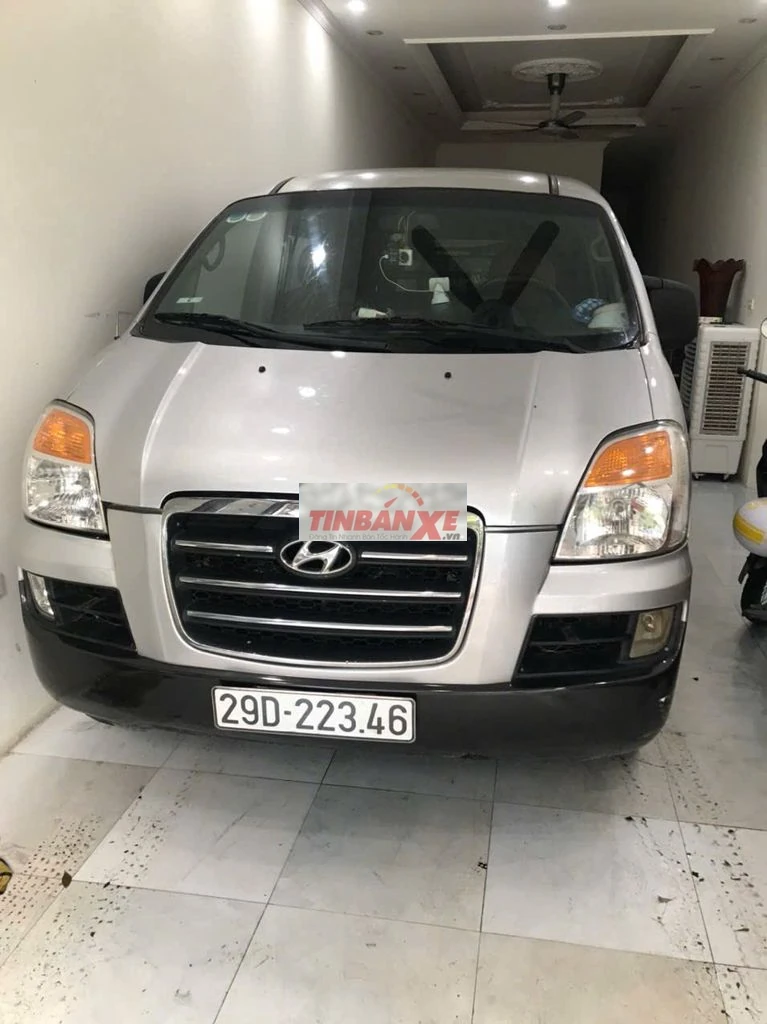 Hyundai Starex 800kg 6 chỗ Bạc