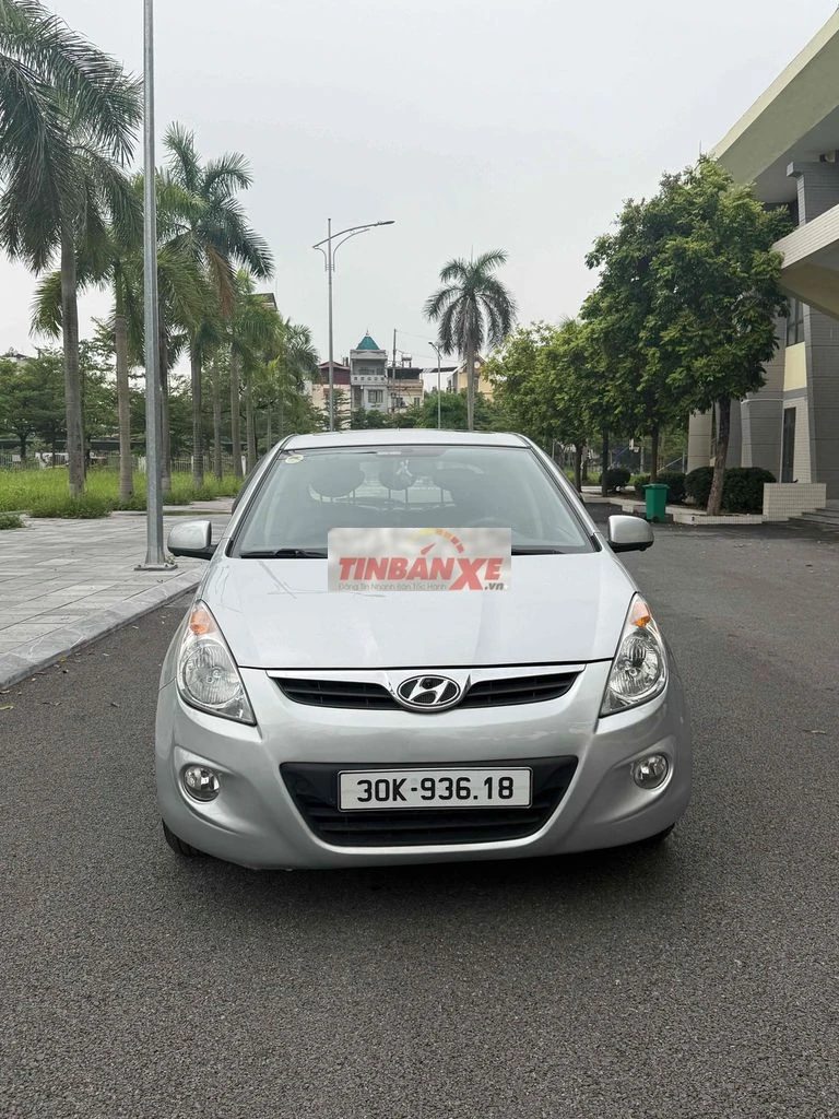 Hyundai i20 Bản full Tự động Bạc