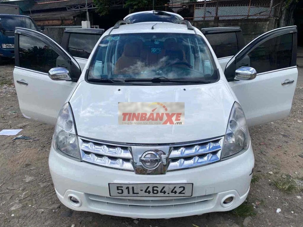 Nissan Livina 2011 Trắng tu động