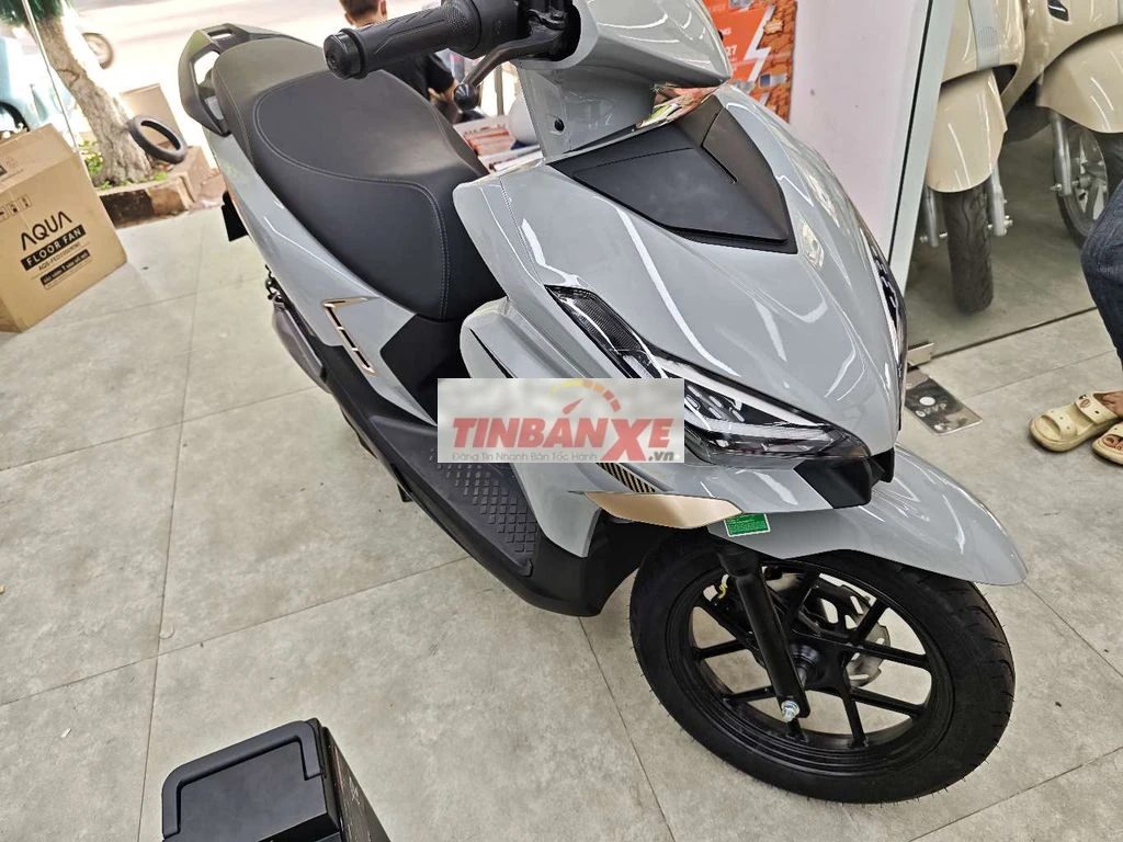 Xe điện VLAX 2026 Xám 2 tháng
