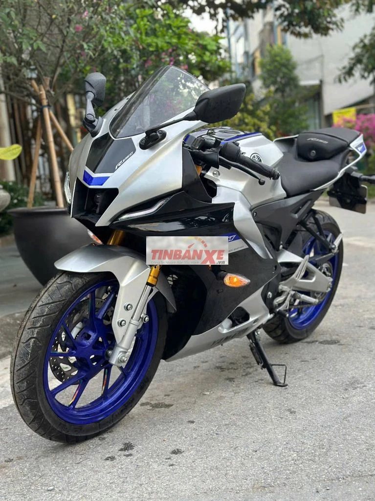 Yamaha R15 màu Bạc