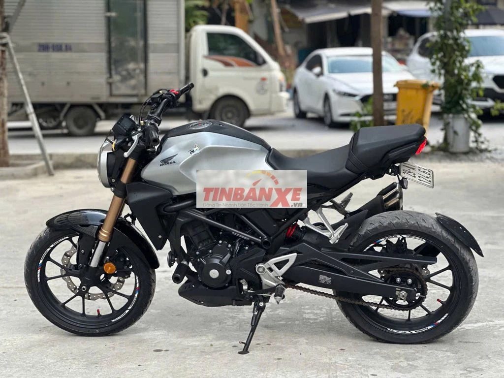 Honda CB150R màu Bạc
