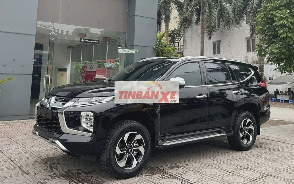 Mitsubishi Pajero Sport 3.0 V6 Đen Tự động 8 cấp