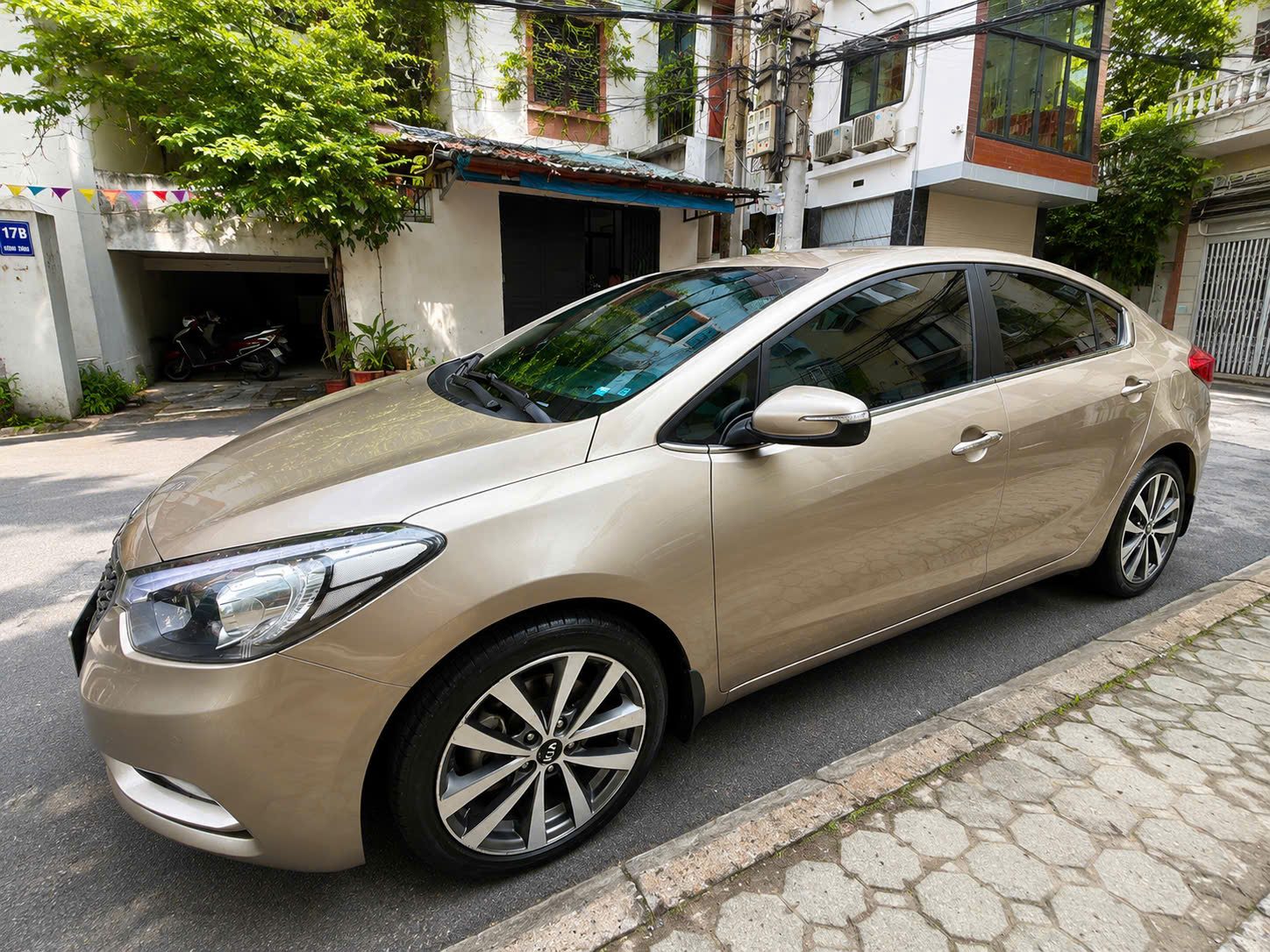 Chính chủ Cần bán xe kia k3 AT 1.6 màu vàng cát