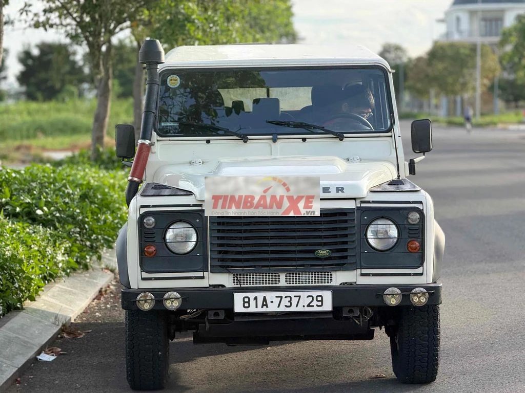 Land Rover Defender 5 chỗ màu Trắng