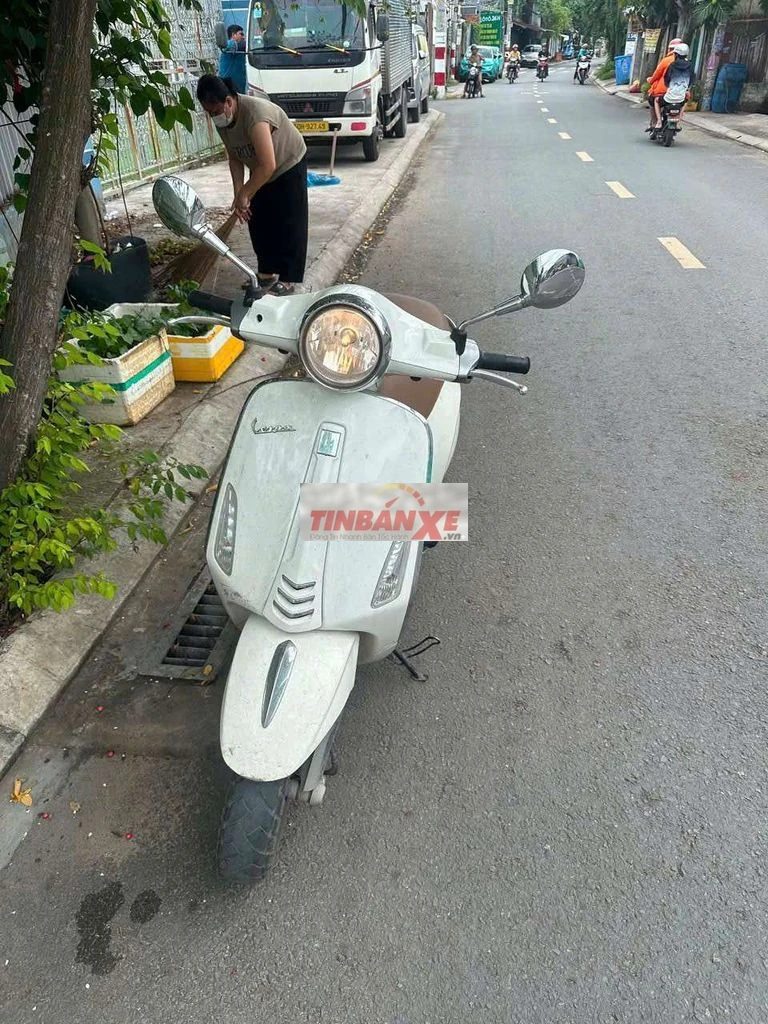 Piaggio Vespa Trắng