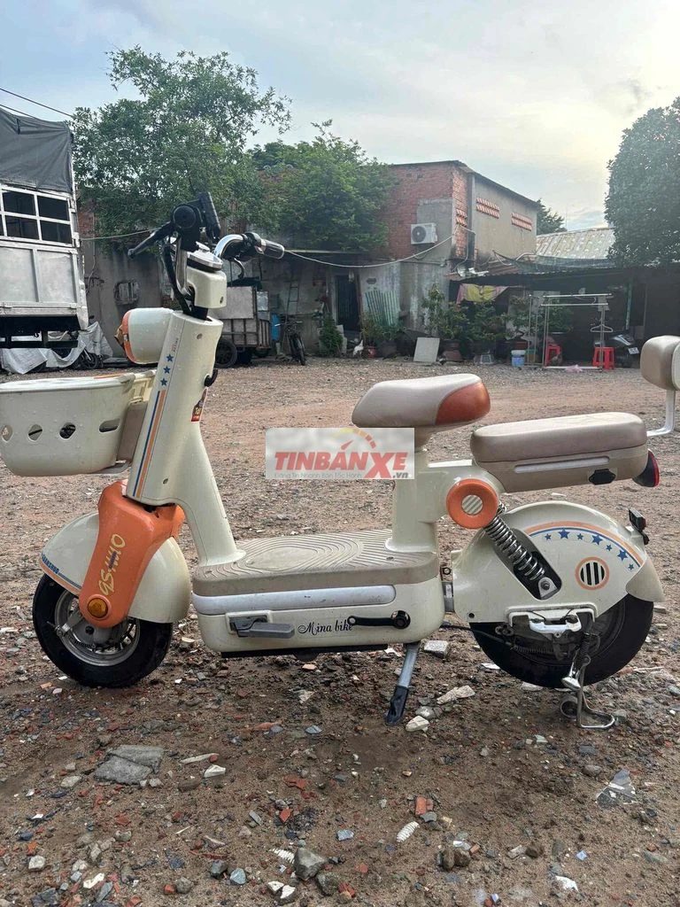 Xe điện màu cam + sạc