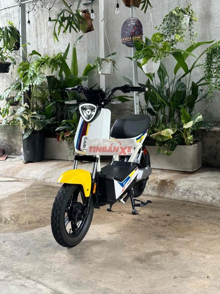 Yadea XBull Trắng, vàng 2024.