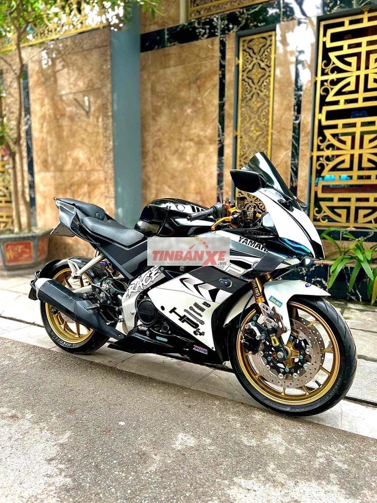 Yamaha R15 V3 2022 đã độ lên R1, lốp sau siêu to