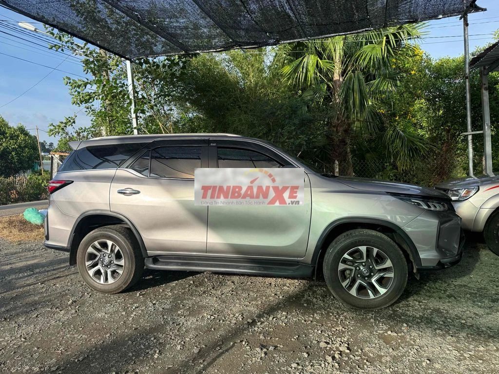Toyota Fortuner Legender 2022 Bản cao cấp Xám