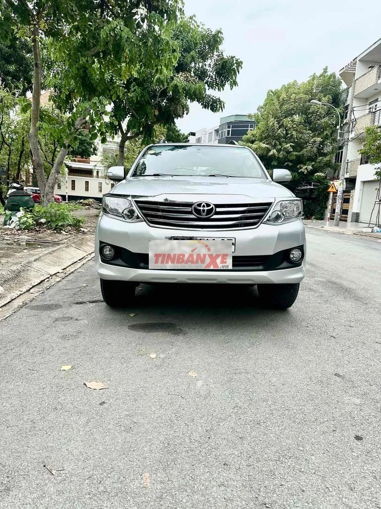 Toyota Fortuner mode 2013 Số sàn máy dầu Bạc 7 chỗ