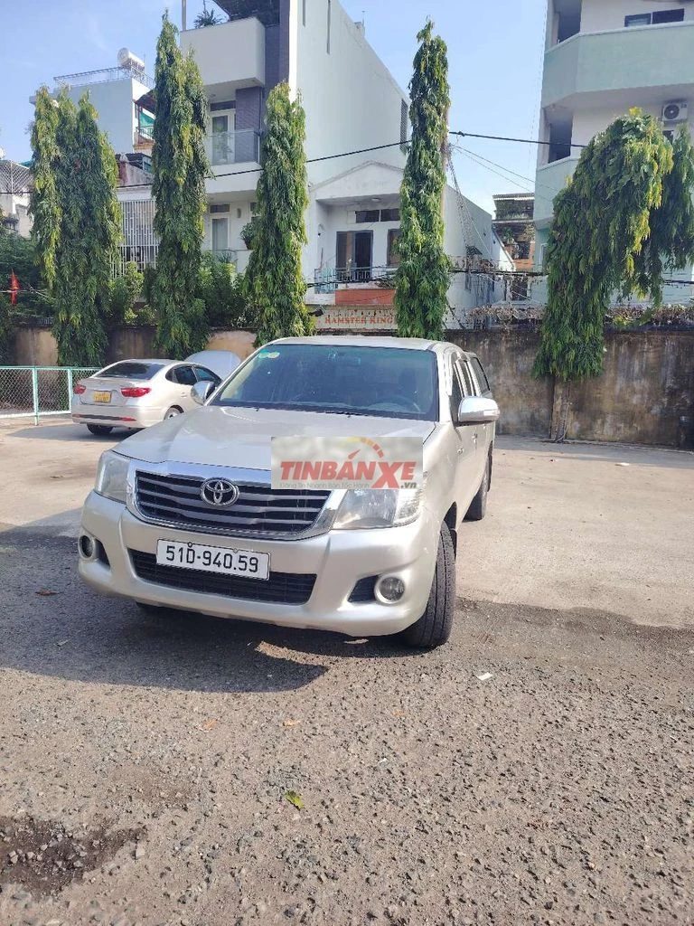 Toyota Hilux E 2012 Bạc 117.000 km