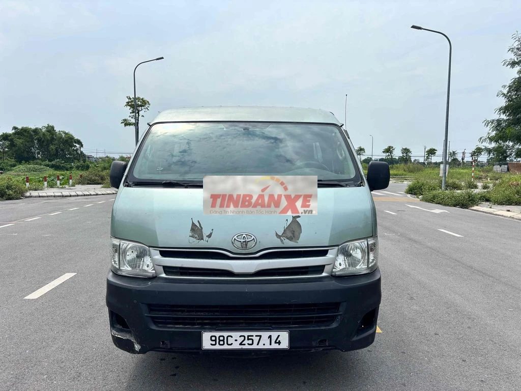 Toyota Hiace 2011 van 6 chỗ máy xăng