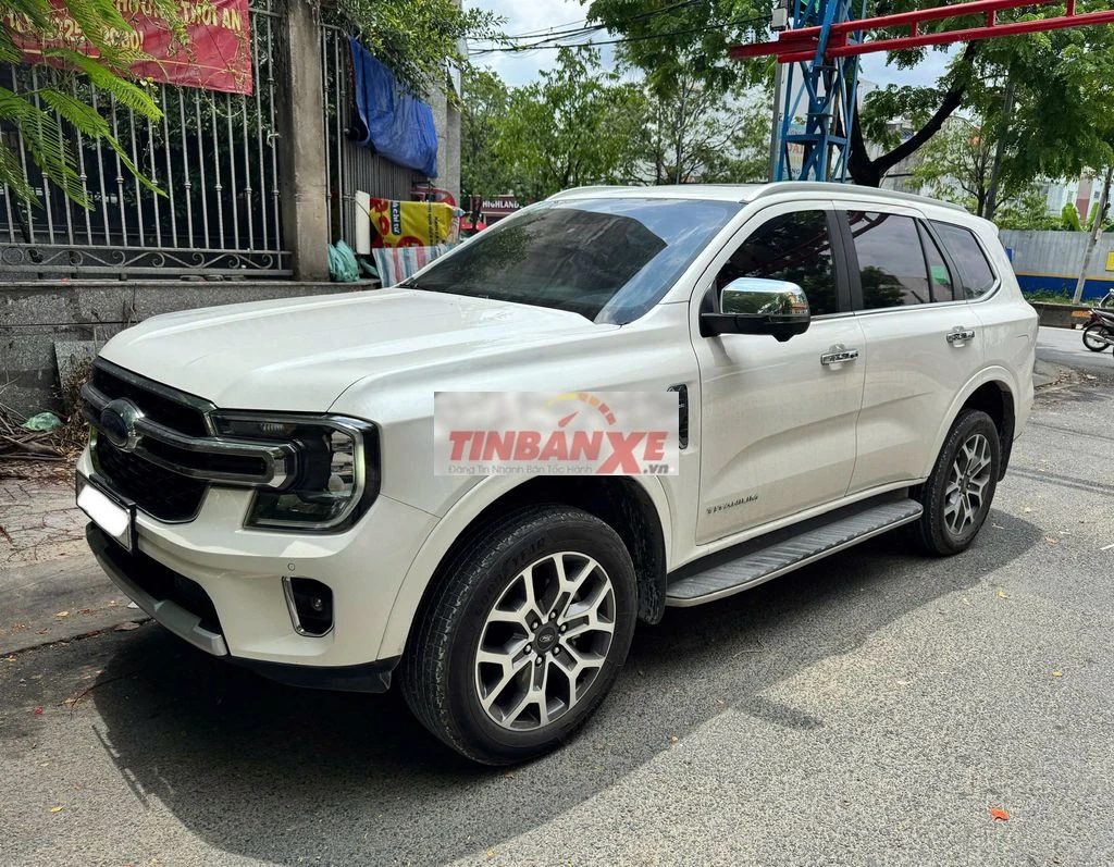 Ford Everest Nextgen Titanium 4x2 2024 Trắng