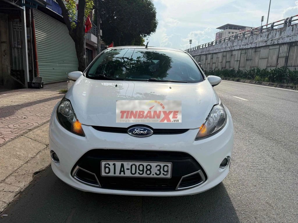 Ford Fiesta Hatchback 2013 Tự động Trắng