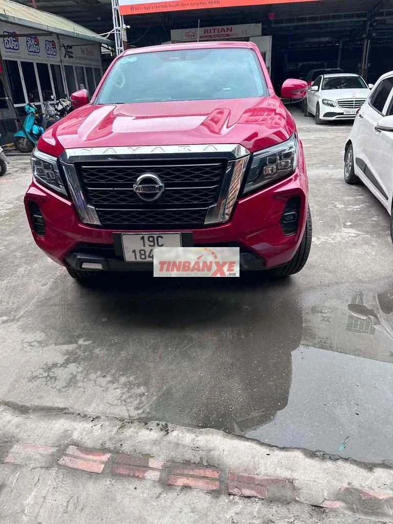 Nissan Navara bán tải màu Đỏ