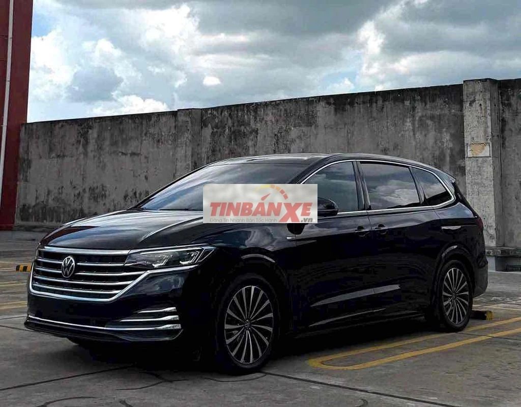 Volkswagen Viloran Luxury 2024 Đen 30000 km