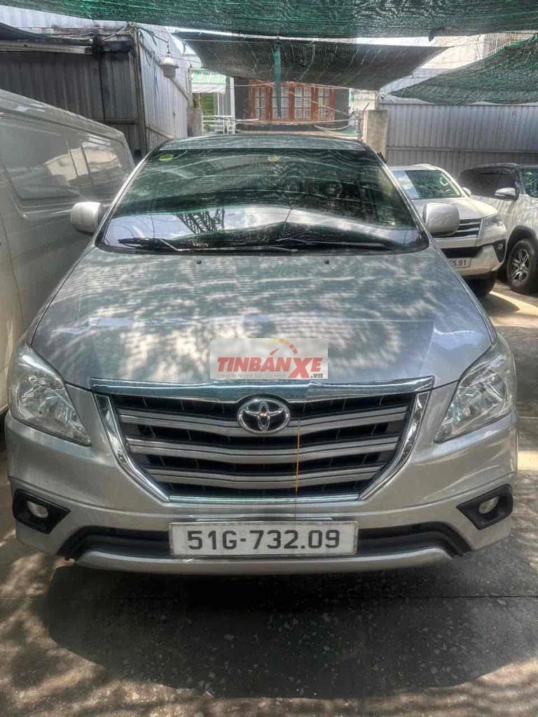 Toyota Innova G AT 2014 Tự động Bạc rin từ nắp cò