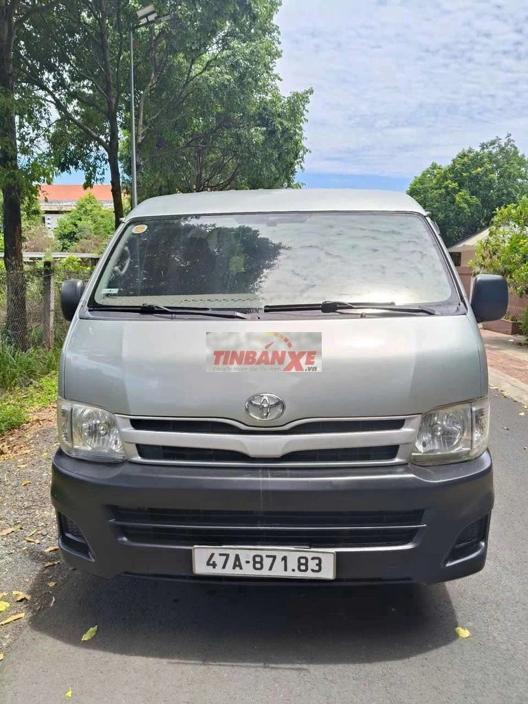 Toyota Hiace 2011 Bạc 190.000km