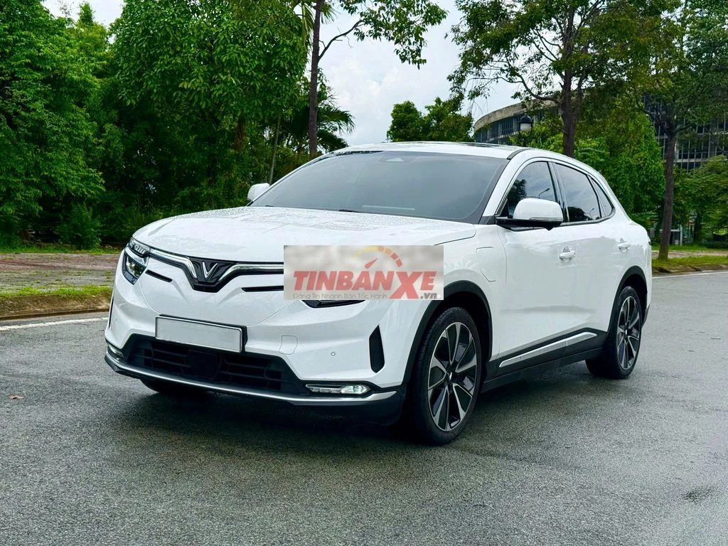 Vinfast VF8 plus pin mua 2025 trần kính gia đình
