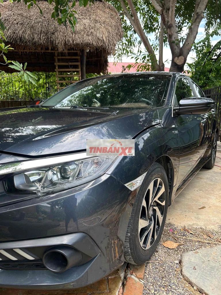 Honda Civic 1.8E 2018 Xanh nhớt Vài ngàn km
