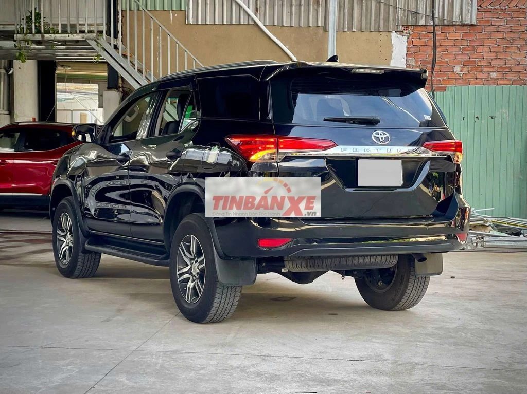 Toyota Fortuner 2022 4x2 AT 2.4L Đen 7 chỗ