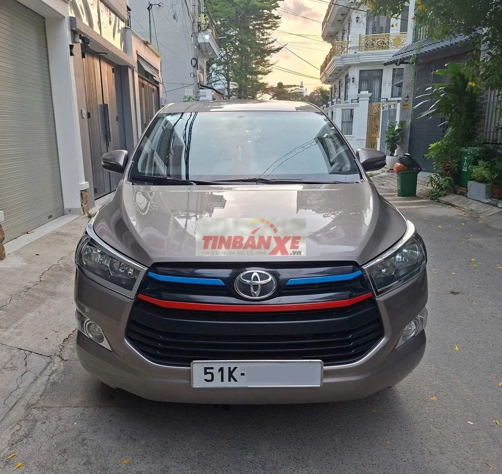 Xe nhà Innova E 2019 Số sàn 77.000 km Nâu