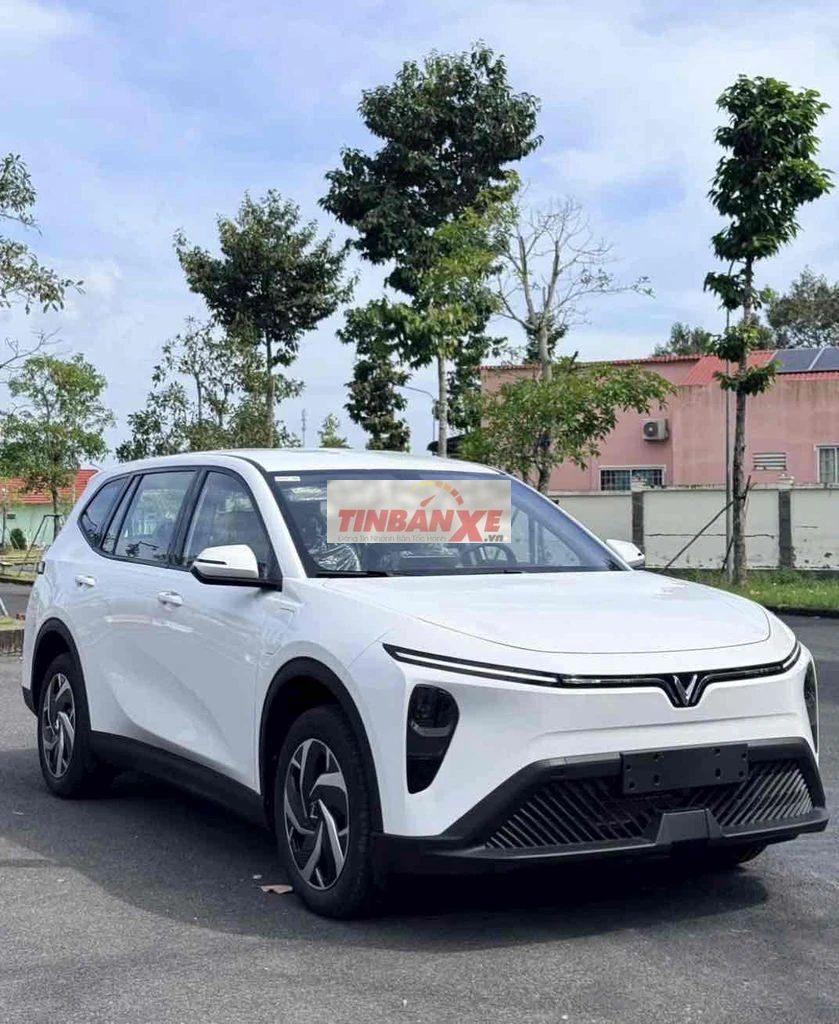 VinFast Limo Green trả trước từ 73 triệu