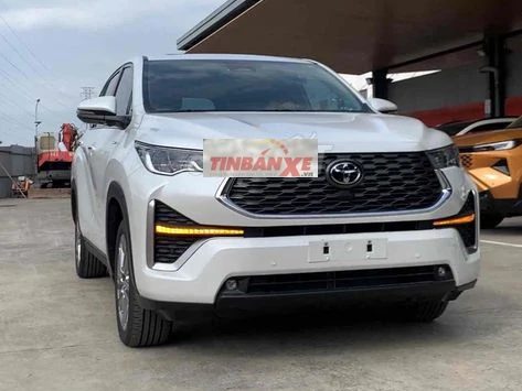 Toyota Innova Cross HEV trắng giao tháng 6