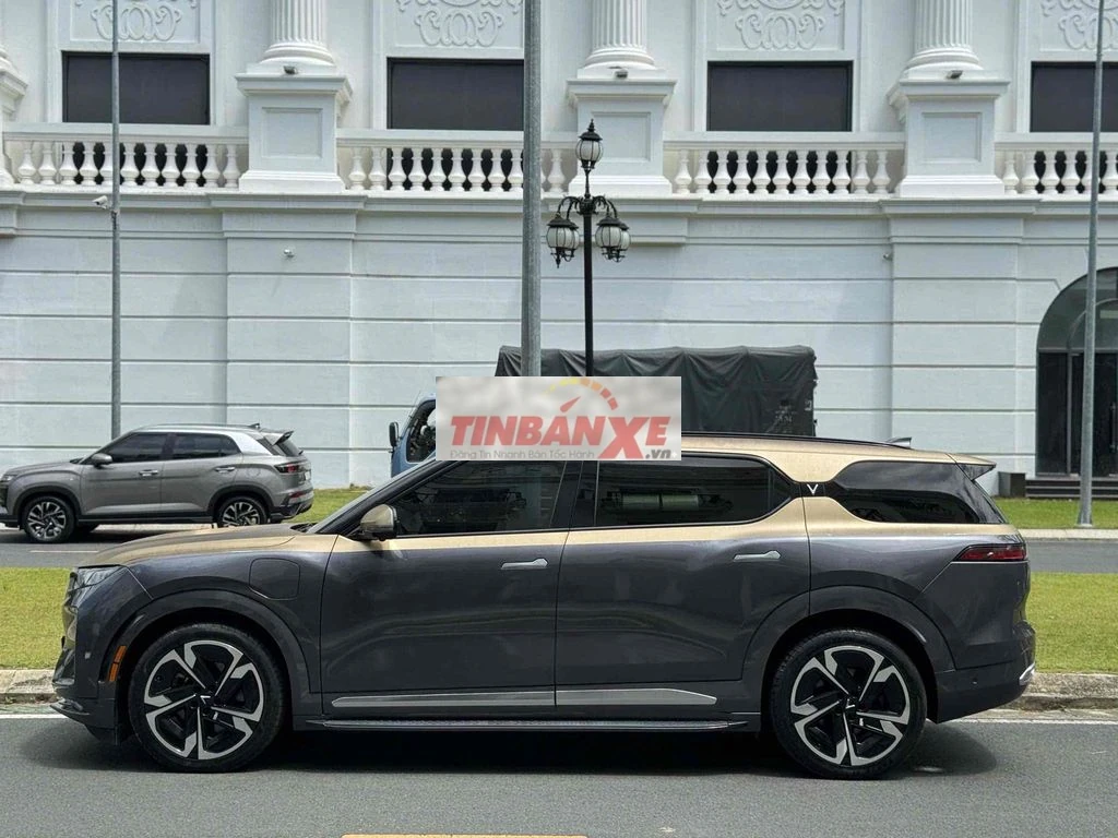 Vinfast VF9 Plus 2024 Xám 7 chỗ trần thép 2v km
