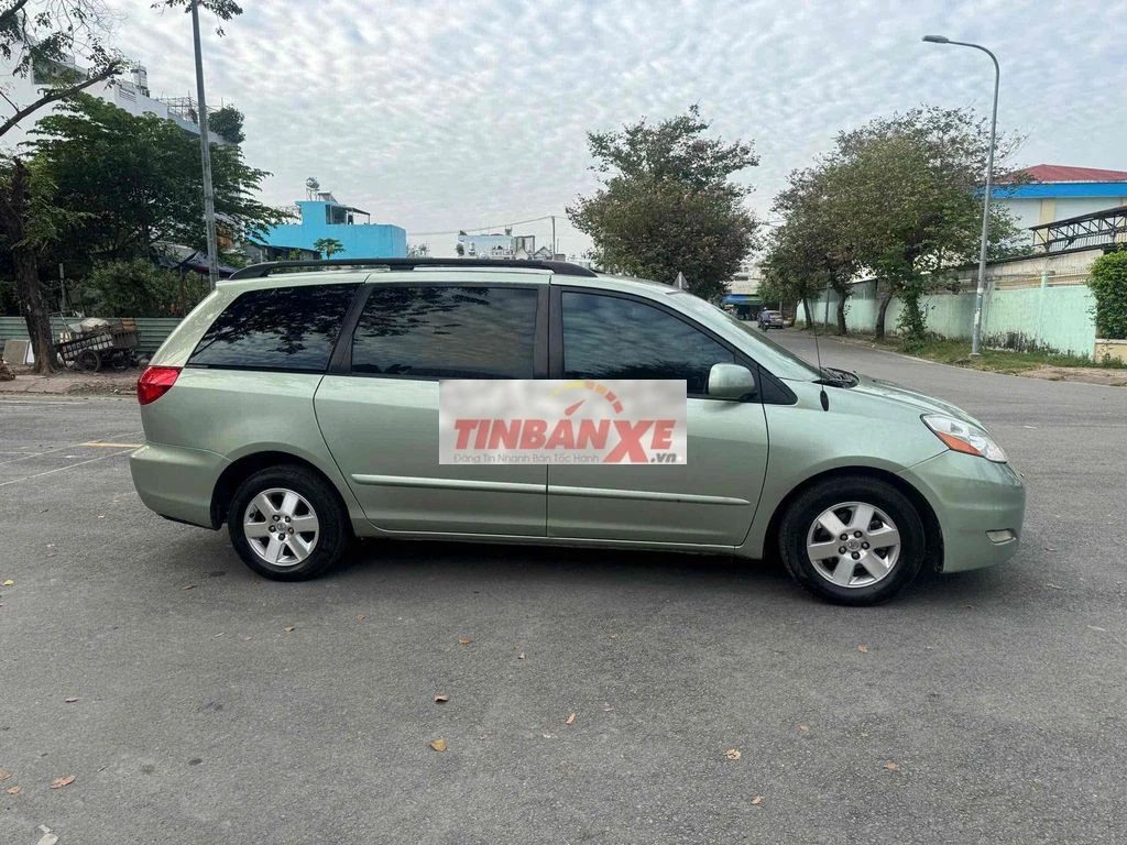 Toyota Sienna LE 2009