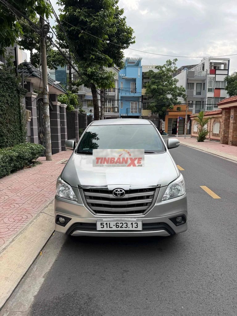 Toyota Innova 2.0 E 2015 Số sàn Bạc