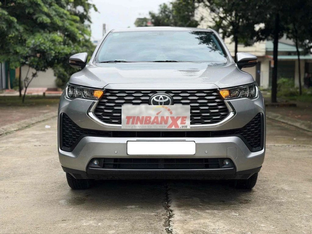 Toyota Innova Cross 2.0V CVT 2025 6000 km Bạc