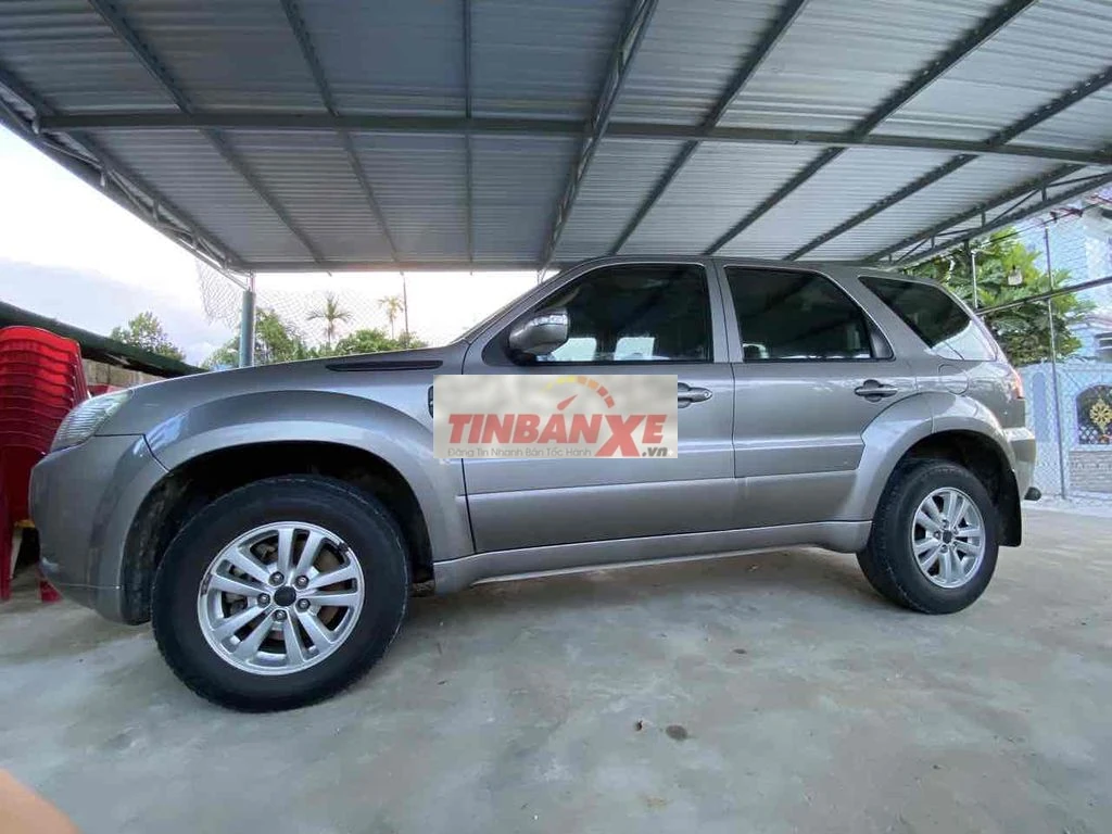 Ford Escape XLS Xám 5 chỗ xăng