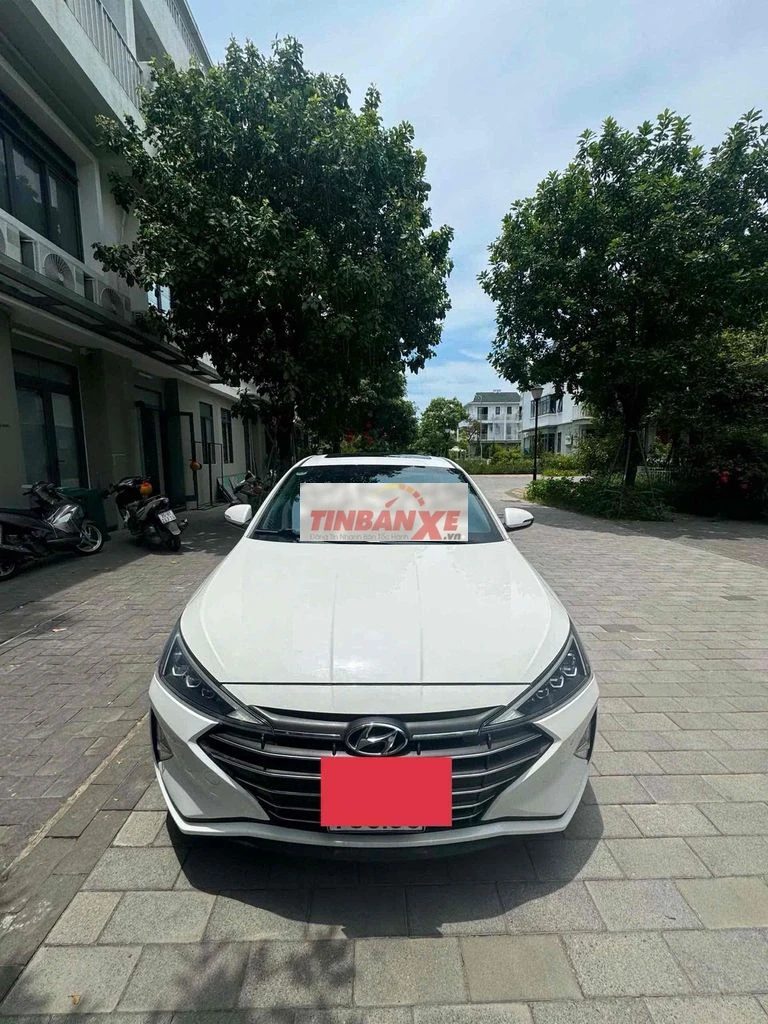 Hyundai Elantra 2.0 Trắng 5 chỗ