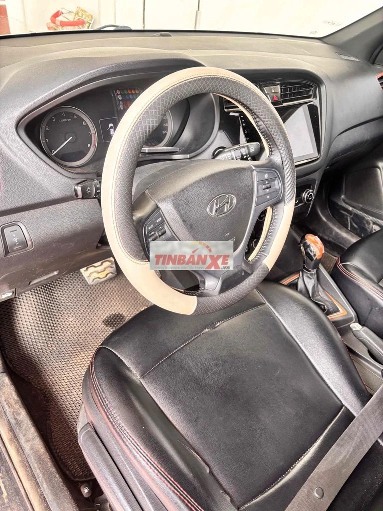 Hyundai i20 Active Trắng 5 chỗ