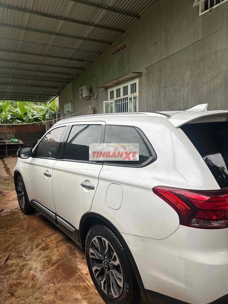Mitsubishi Outlander 2.0 CVT 2021 Trắng 7 chỗ
