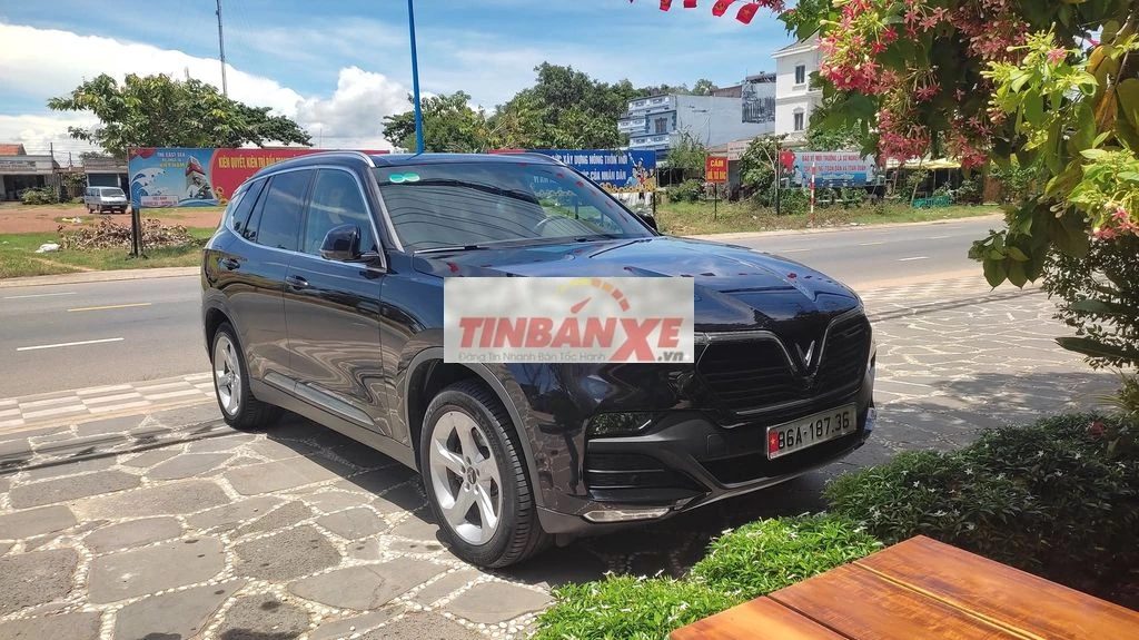 VinFast Lux SA Plus 2.0 2021 Đen 18.000 km
