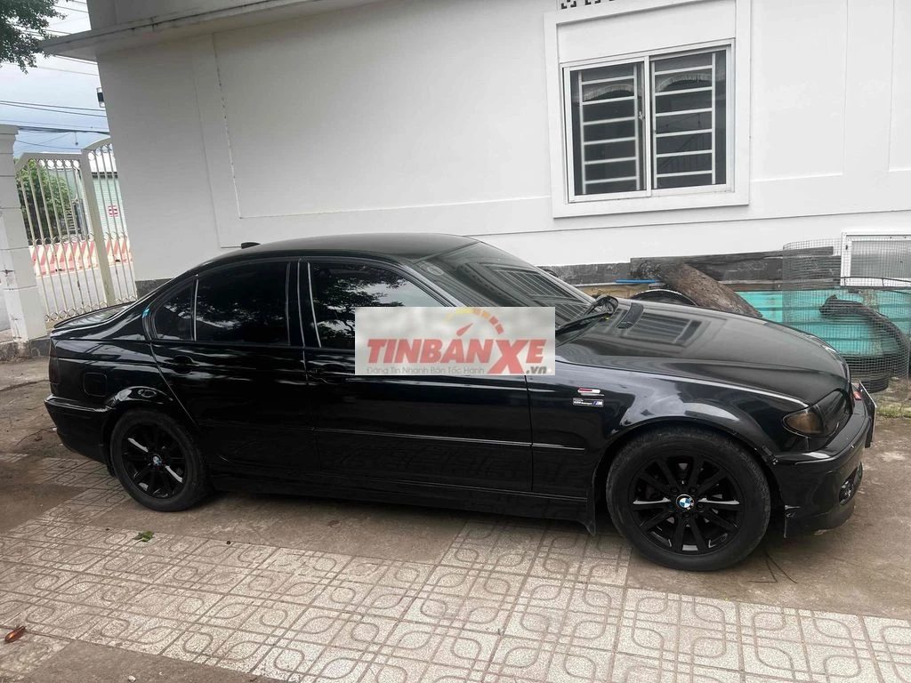 BMW 318 đen