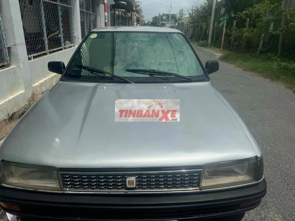 Toyota Corrola giá rẻ như ve chai, máy êm đềm