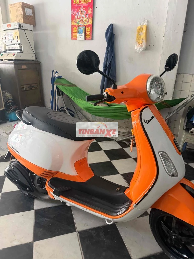 Piaggio Vespa LX 150 Cam trắng