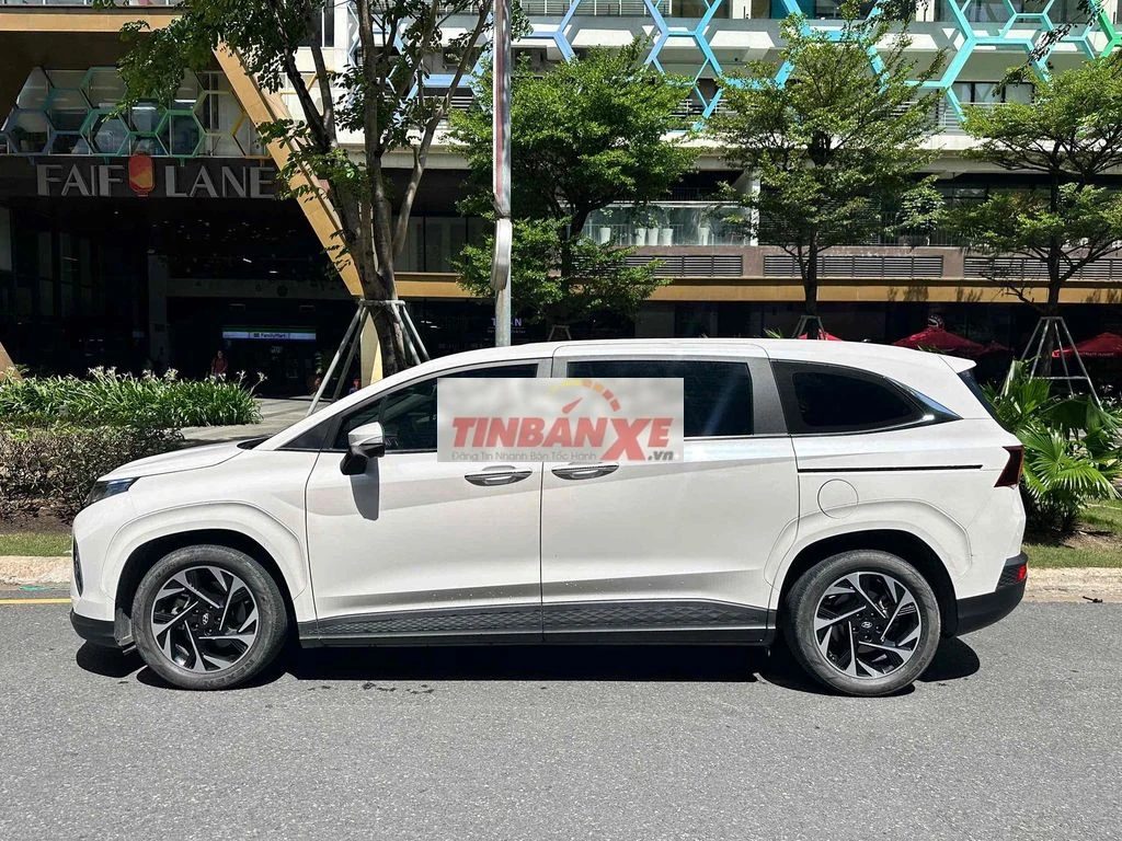 Hyundai Custin 2.0 Turbo 2024 Trắng 7 chỗ