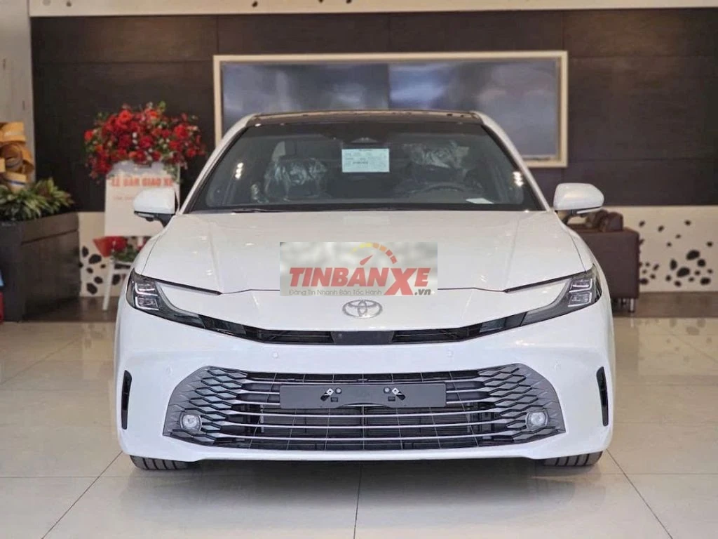 Toyota Camry 2.5 HEV Top 2026 Trắng