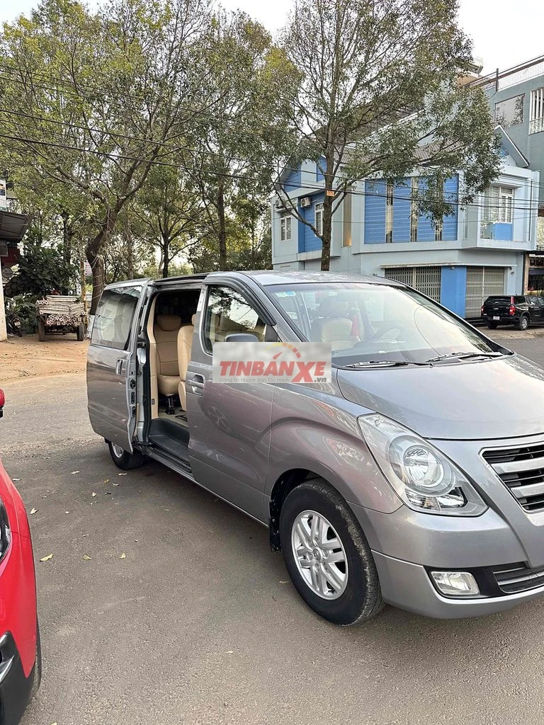 Hyundai Starex 9 chỗ màu Xám