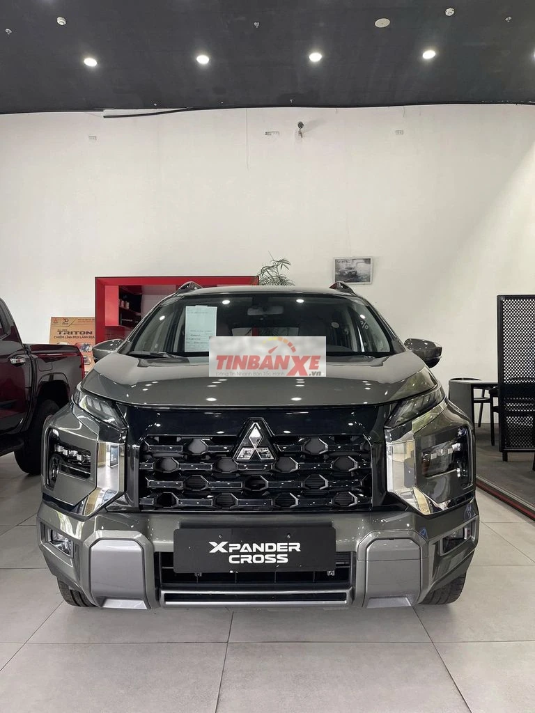 Mitsubishi Cross xả kho, lăn bánh rẻ hơn niêm iết