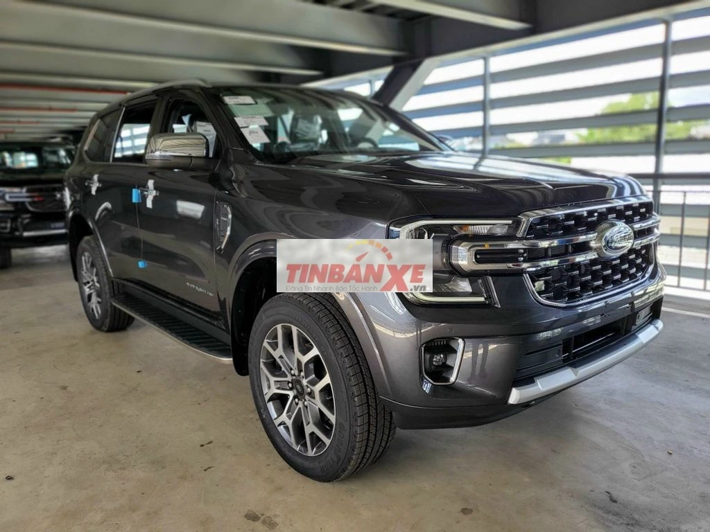 Chính chủ Xe Ford Everest Titan 4x2 2024 Ghi Xám