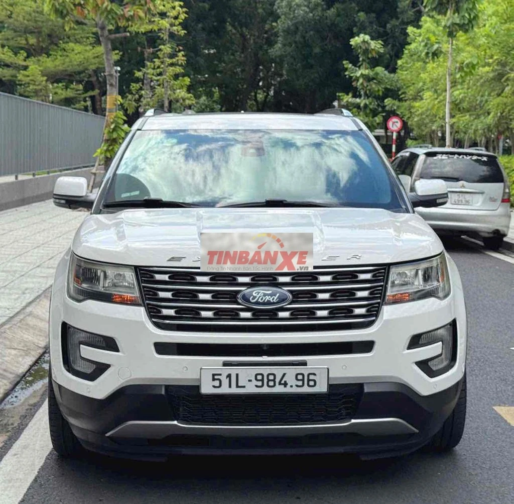 Ford Explorer 7 chỗ số tự động xăng Trắng
