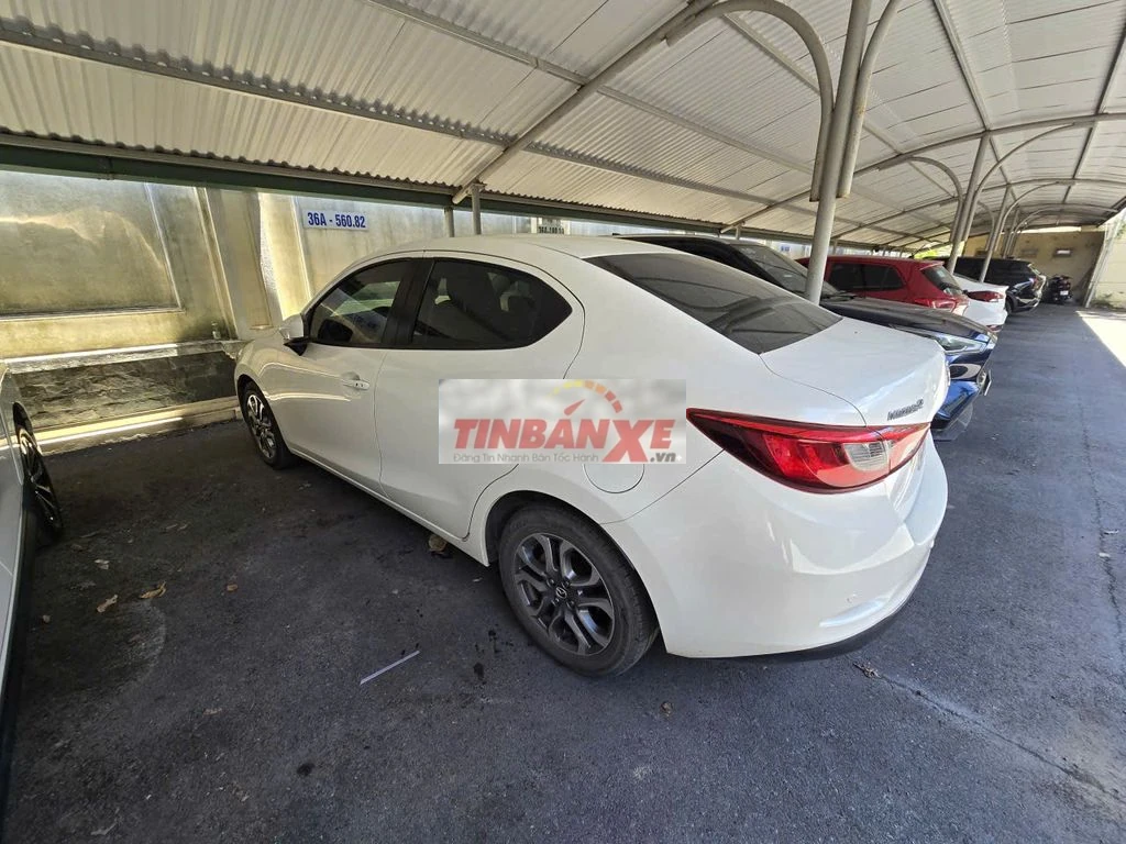 Mazda 2 Trắng 5 chỗ