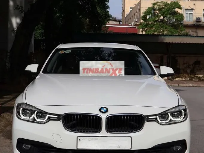 BMW 320i 2016 màu trắng, số tự động 93.000 km