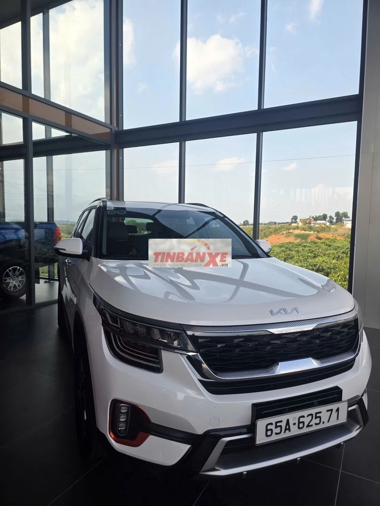 Kia Seltos Premium 2023 Trắng 28.000 km